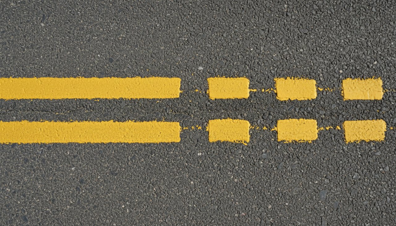 Différence entre ligne jaune continue et ligne jaune discontinue peintes sur une chaussée