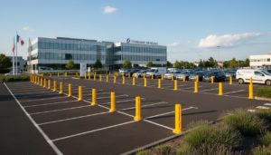 Plots de stationnement caoutchouc jaune dans un parking d'entreprise
