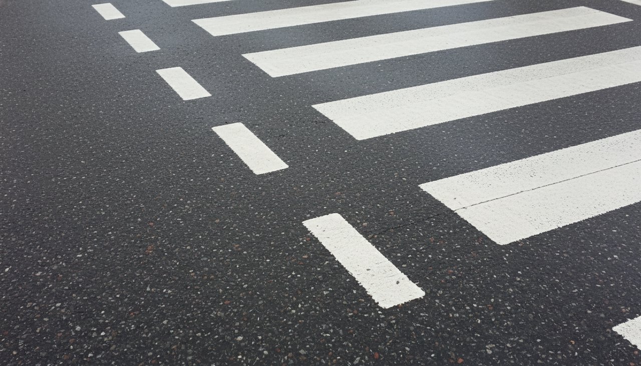 Route de campagne avec double ligne continue blanche au centre et lignes de rive blanches discontinues