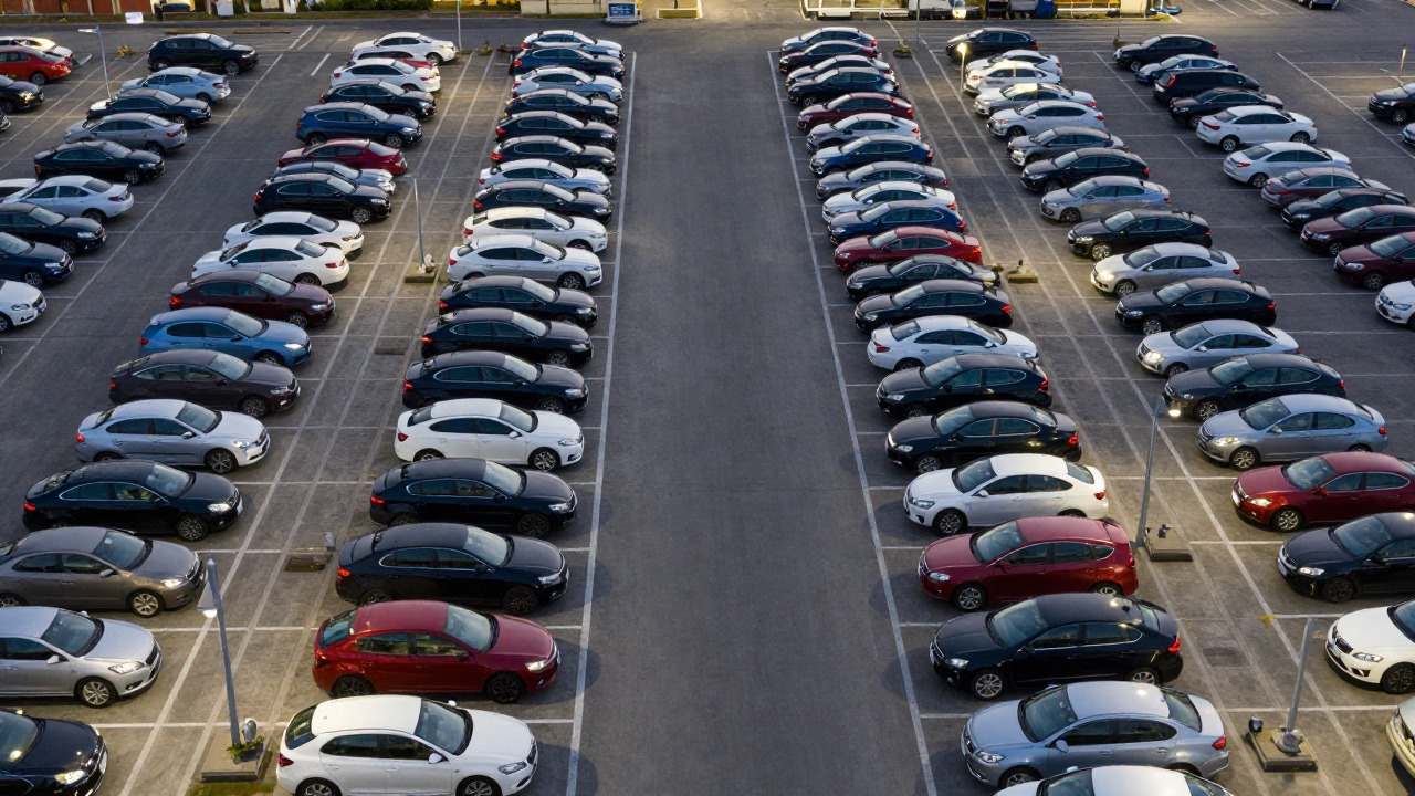 Vue aérienne d'un parking et de sa largeur d'allée de manœuvre